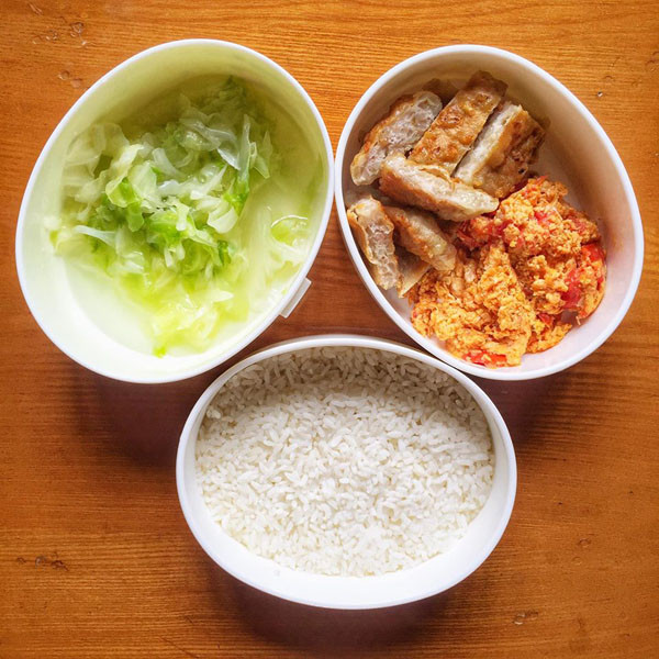 Girl xinh kheo tay khoe com trua toan mon an ngon tu chuan bi-Hinh-5