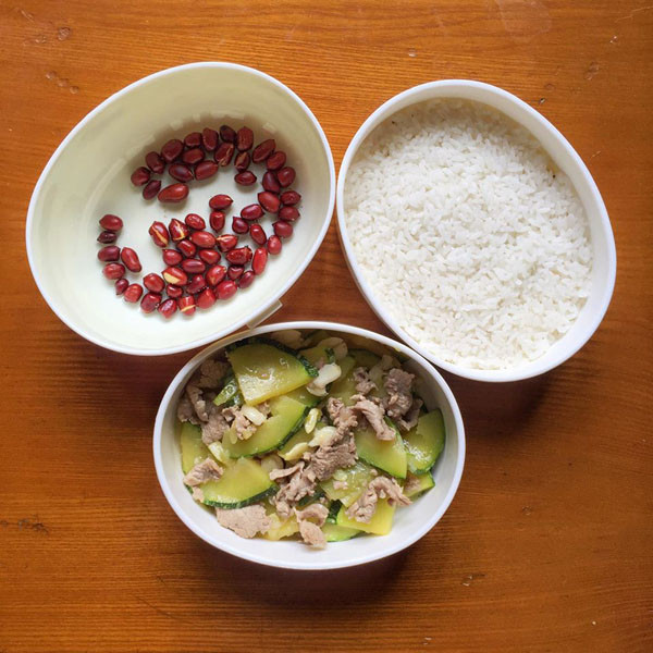 Girl xinh kheo tay khoe com trua toan mon an ngon tu chuan bi-Hinh-7