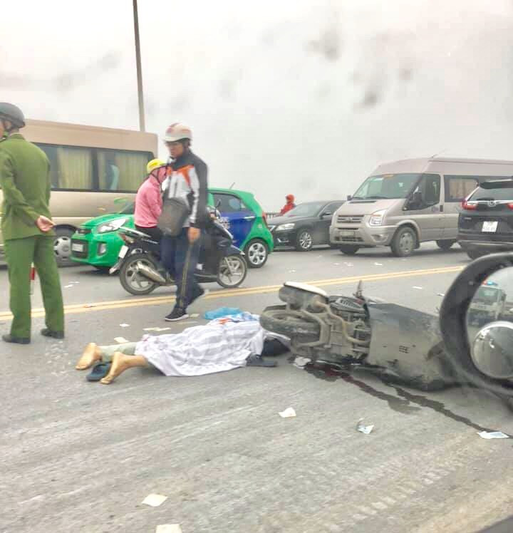 Sau khi phát hiện vụ việc, cơ quan chức năng đã đến hiện trường điều tiết giao thông, điều tra nguyên nhân xảy ra vụ việc.