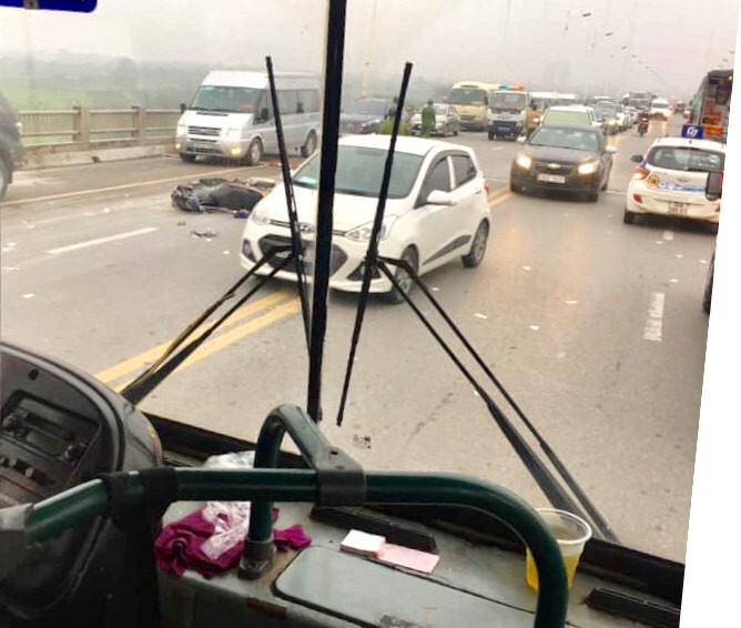 “Quá trình khám nghiệm hiện trường, người đàn ông tử vong không có giấy tờ liên quan mang theo”, lãnh đạo công an quận Long Biên cho biết.