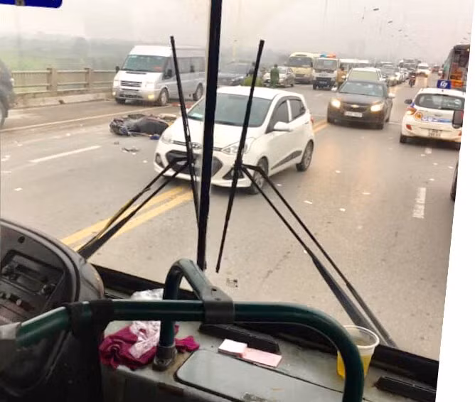 “Quá trình khám nghiệm hiện trường, người đàn ông tử vong không có giấy tờ liên quan mang theo”, lãnh đạo công an quận Long Biên cho biết.