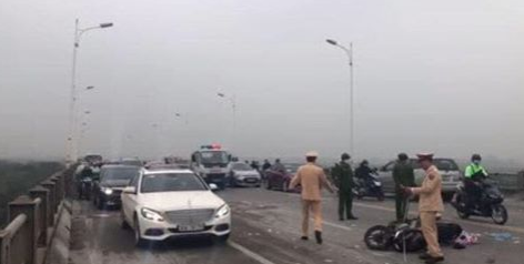 Hiện, vụ người đàn ông tử vong bên cạnh xe máy trên cầu Vĩnh Tuy đang được cơ quan chức năng điều tra, làm rõ. 70% nguyên nhân tai nạn giao thông do rượu, bia. (Nguồn: VTC)