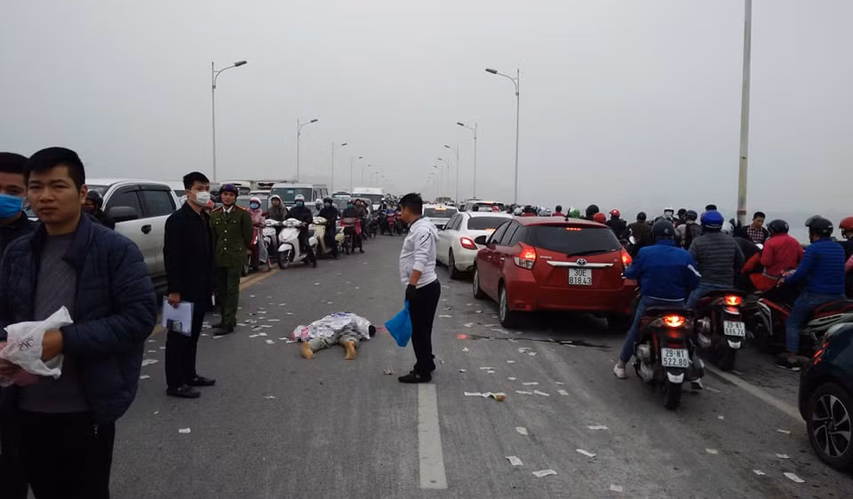 Hiện, công an quận Long Biên đã thông báo trong khoảng thời gian từ 5 đến 6h sáng ngày 6/3, phương tiện nào đi qua có camera hành trình hoặc ai có thông tin liên hệ cung cấp phục vụ điều tra nguyên nhân gây tai nạn khiến người đàn ông tử vong trên cầu Vĩnh Tuy. (Ảnh: Hanoimoi)