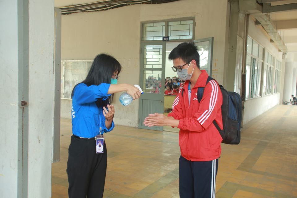 Can canh ngay dau tien sinh vien di hoc tro lai sau dot nghi vi dich Covid-19-Hinh-8