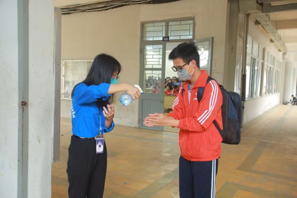 Can canh ngay dau tien sinh vien di hoc tro lai sau dot nghi vi dich Covid-19-Hinh-8