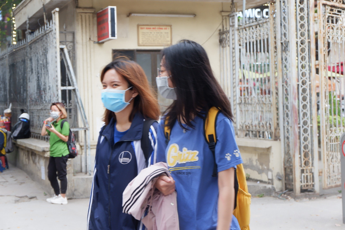 Can canh ngay dau tien sinh vien di hoc tro lai sau dot nghi vi dich Covid-19-Hinh-11