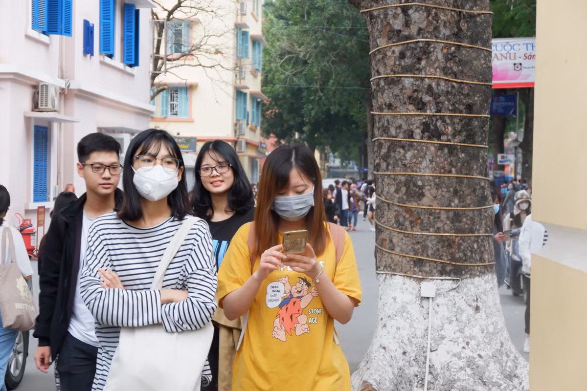 Can canh ngay dau tien sinh vien di hoc tro lai sau dot nghi vi dich Covid-19