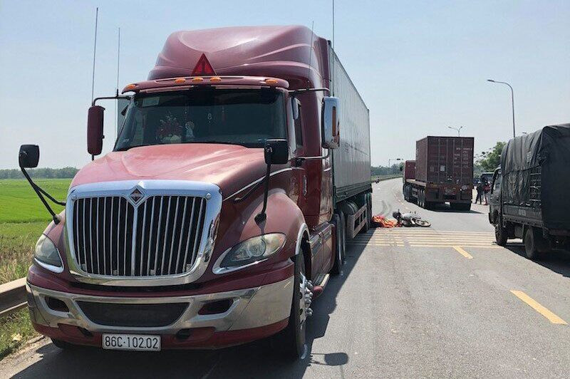 Cùng thời gian trên, cả nước có 320.677 vụ vi phạm trật tự an toàn giao thông bị xử lý, lực lượng chức năng đã xử phạt 288,31 tỷ đồng, tạm giữ 50.616 ô tô, mô tô, xe máy. (Hiện trường xe đầu kéo cán một người phụ nữ tử vong tại tỉnh Bình Thuận vào ngày 7/3)