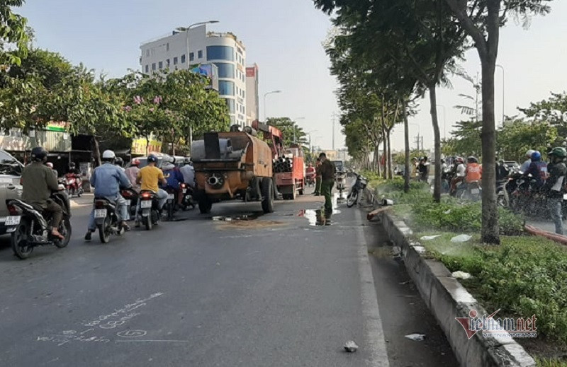 Cảnh sát giao thông sẽ tập trung kiểm tra, xử lý vi phạm trên cả 3 tuyến giao thông là đường bộ, đường sắt và đường thủy, qua đó trấn áp tội phạm trên phạm vi cả nước, góp phần nâng cao ý thức người dân, giảm tai nạn, ùn tắc giao thông. (Hiện trường xe tải cán người đàn ông tử vong tại quận 2, TP HCM ngày 4/3. Ảnh: Vietnamnet)