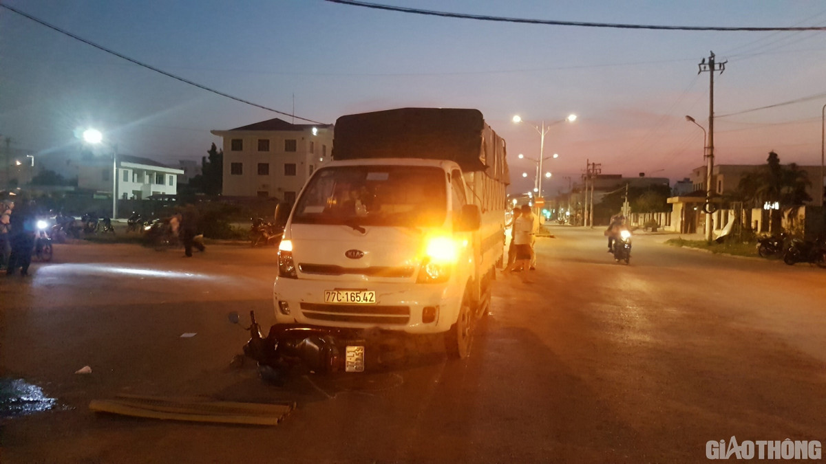 So với tháng 2/2020, giảm 8 vụ, giảm 6 người bị thương, tài sản thiệt hại sơ bộ ước tính tăng 66,5 tỷ đồng. (Hiện trường vụ tai nạn giao thông khiến một người tử vong vào chiều 7/3 ở tỉnh Bình Định. Ảnh: Baogiathong)