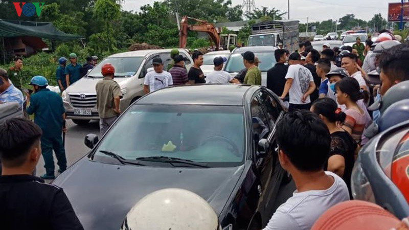 Tuy nhiên, xe này chạy được khoảng 300m thì bị nhóm giang hồ dùng ô tô, xe máy đuổi theo chặn lại, bao vây. Các đối tượng này la hét, dọa giết bốn người trong ô tô. Giang chỉ đạo đàn em đâm thủng lốp xe, không cho công an giải quyết. (Ảnh: VOV)