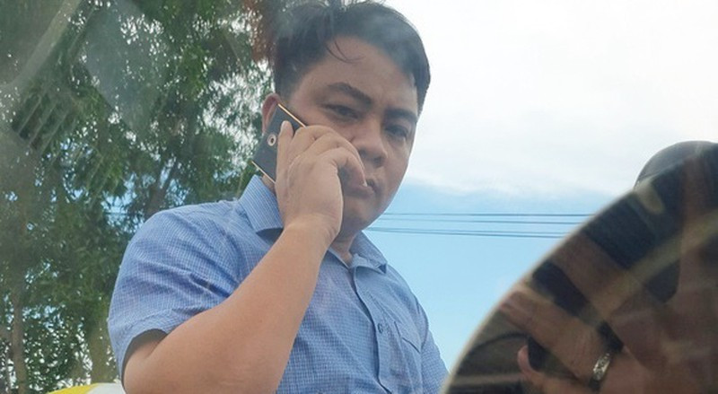 Được Lương gọi nhờ hỗ trợ, Giang huy động đàn em đến quán gây sự. Đến khi cảnh sát 113 đến can thiệp, ô tô chở nhóm công an mới được rời khỏi quán. (Ảnh: ANTĐ) 