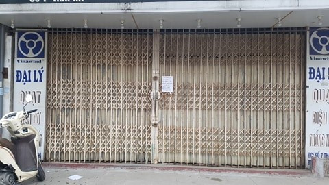 Một số cửa hàng đồ gỗ, nội thất đối diện đó cũng thông báo đóng cửa vì dịch bệnh.