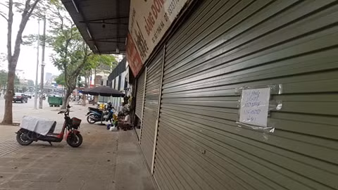 Hiện tại, các cửa hàng từ số 38 đến số 46 (cạnh số 42 quán Miến Lươn) đã đóng cửa.