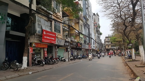 Ghi nhận của PV vào sáng 26/3, tại phố Hồ Đắc Di, nhiều hàng quá vẫn mở cửa như bình thường.