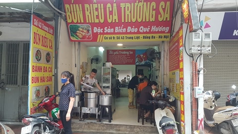 Trong khi đó, một số cơ sở quán bún riêu nằm trên phố Trung Liệt (gần sát với phố Thái Hà) vẫn đông đúc khách hàng.