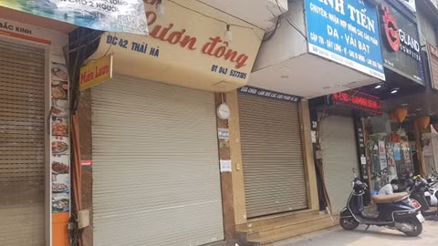 Một số quán ăn có tiếng tấp nập khách tại đây đã đóng cửa.