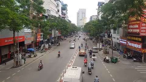 Ghi nhận trên phố Thái Hà, đường phố vẫn tập nập giao thông qua lại. Nhiều cửa hàng vẫn đông đúc người ra vào.