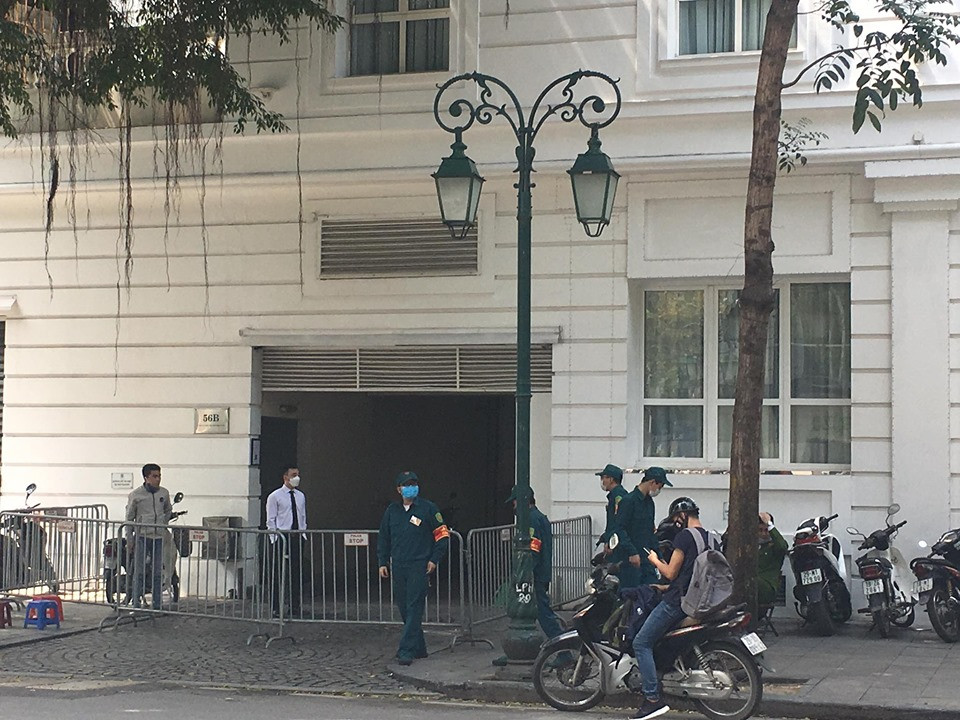 Phía trước khách sạn được quây kín. 