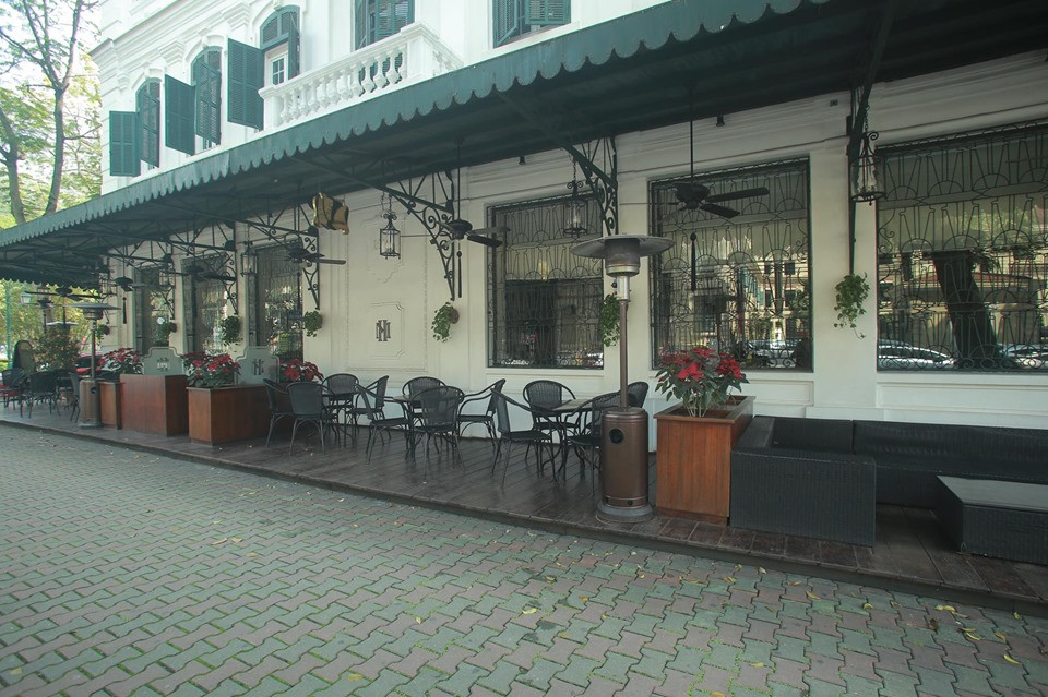 Cũng theo quan sát của PV, một số cửa hàng kinh doanh xung quanh vẫn mở cửa.