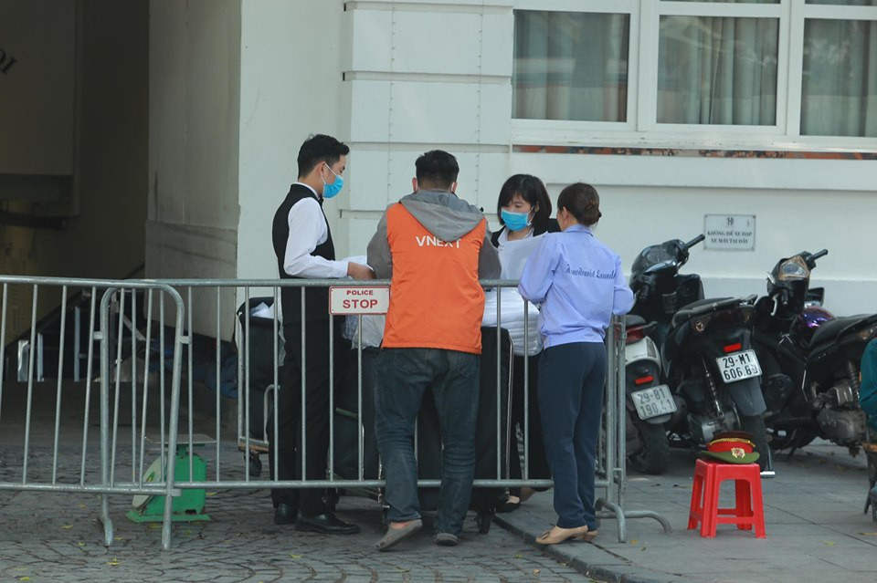 Các nhân viên được yêu cầu đeo khẩu trang.