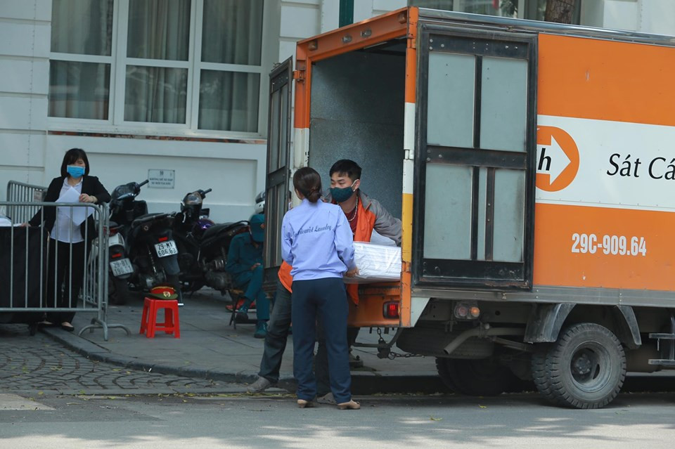 Các lối vào khách sạn đều có rào chắn và lực lượng chốt giữ.