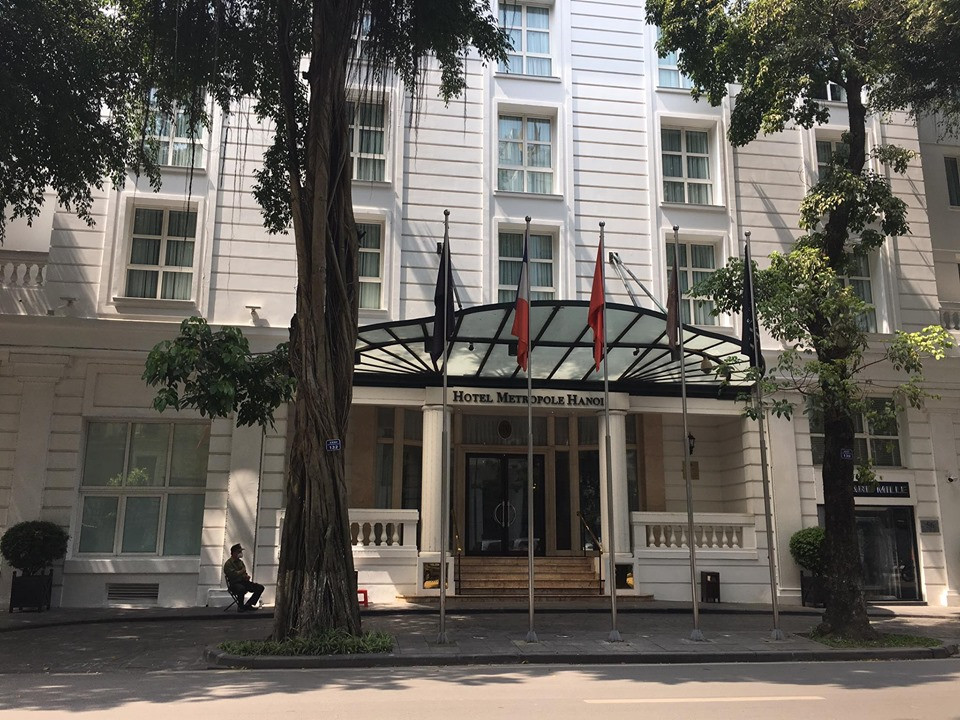 Các cửa của khách sạn cũng đã bị đóng và có lực lượng chức năng canh gác tại đây.