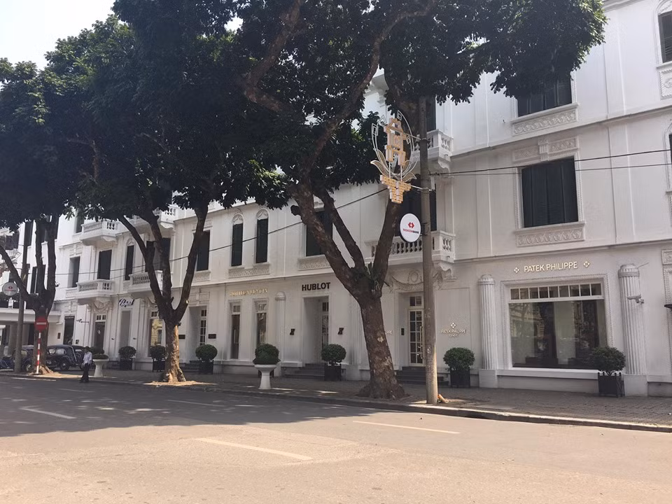 Khu vực quanh khách sạn Metropole trên đường Ngô Quyền (quận Hoàn Kiếm, Hà Nội) rất vắng vẻ.