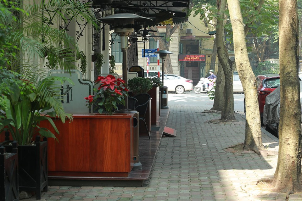 Đường phố khu vực ngày khá vắng vẻ.