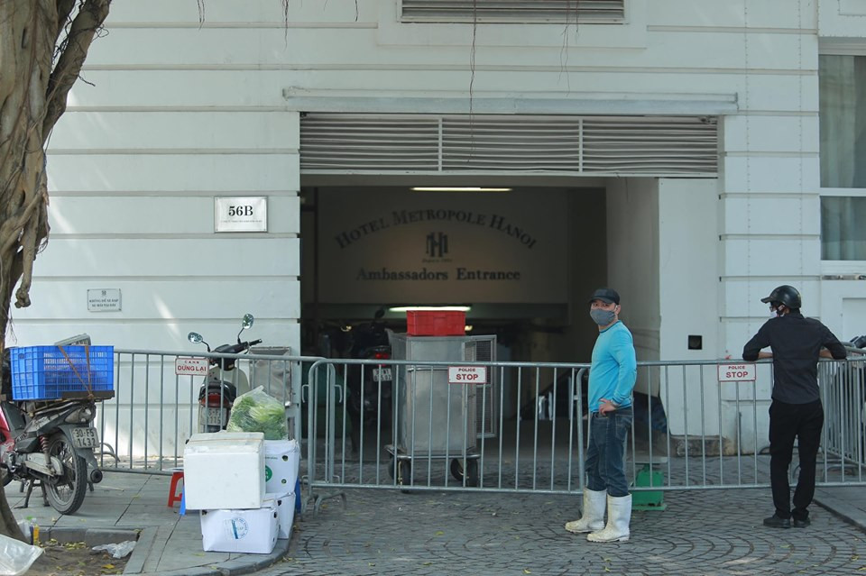 Mọi người tiếp xúc gần khu vực khách sạn Metropole đều đeo khẩu trang.