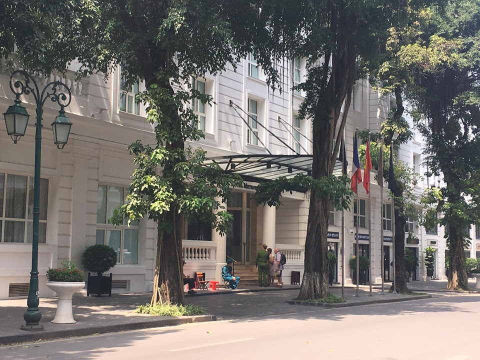 Khách ra vào khách sạn điều bị kiểm tra nghiêm ngặt.