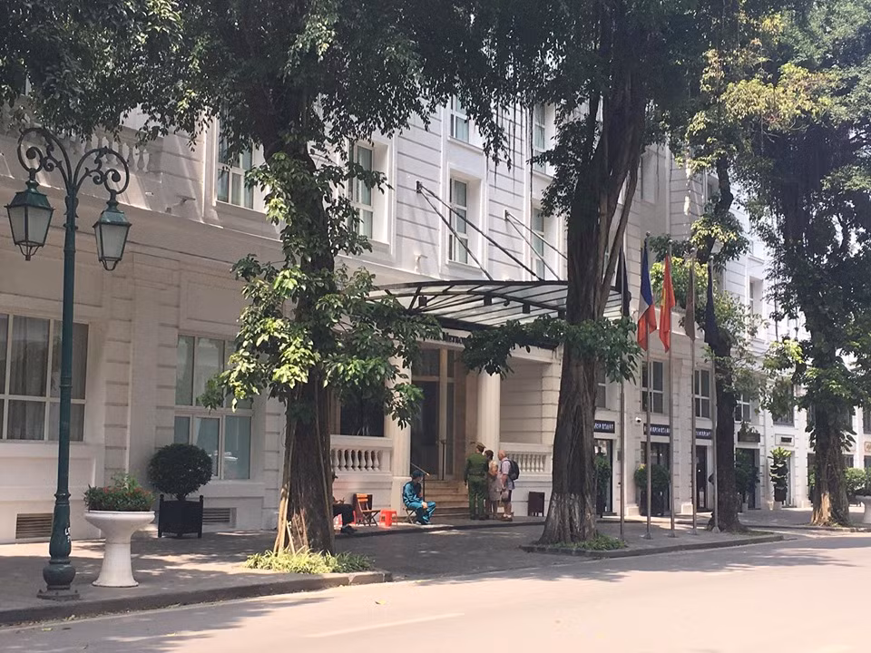 Khách ra vào khách sạn điều bị kiểm tra nghiêm ngặt.