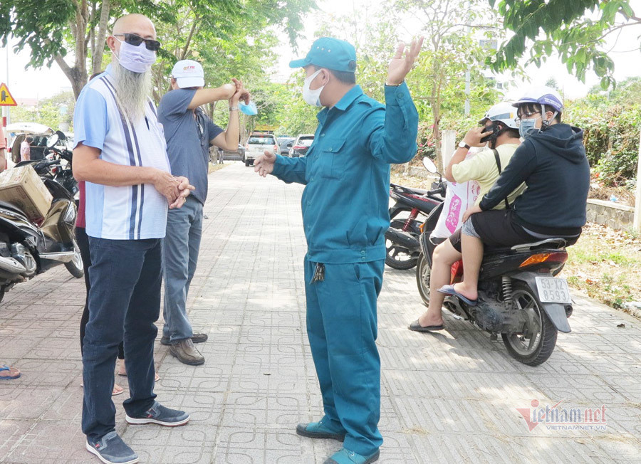 Vì chờ quá lâu mà không mang được đồ vào cho con, nhiều người phản ứng. Lực lượng bảo vệ đã phải đứng ra giải thích.