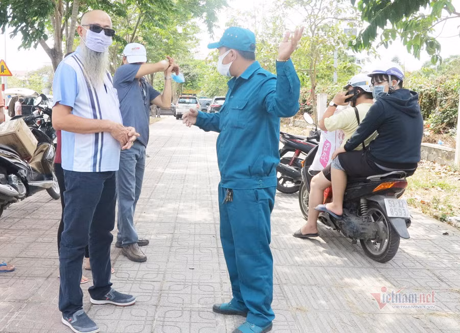 Vì chờ quá lâu mà không mang được đồ vào cho con, nhiều người phản ứng. Lực lượng bảo vệ đã phải đứng ra giải thích.