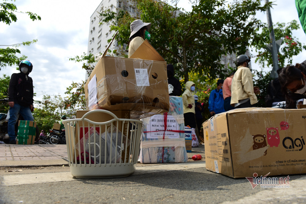 Các thùng đồ to, dán cẩn thận... buộc phải mang về vì khu cách ly không nhận tiếp tế.