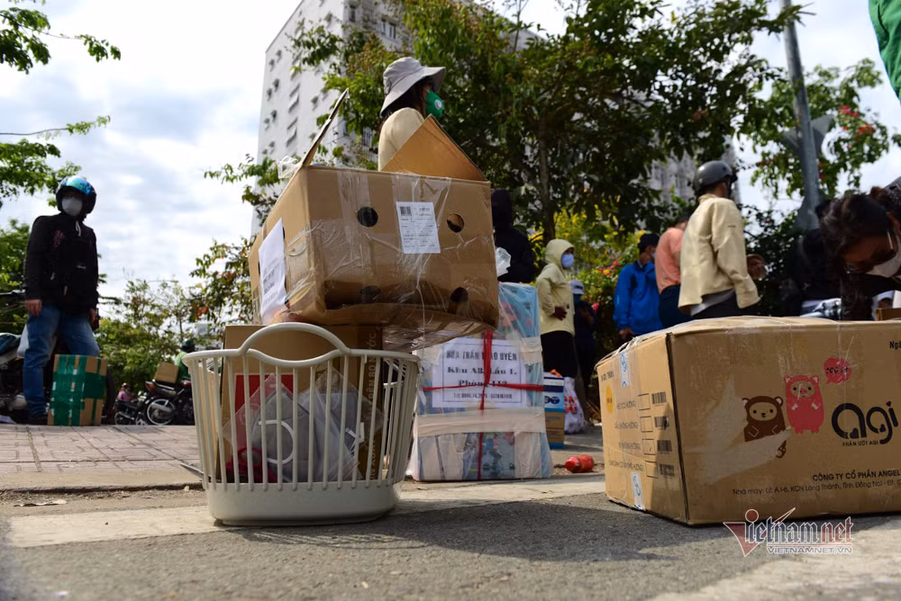 Các thùng đồ to, dán cẩn thận... buộc phải mang về vì khu cách ly không nhận tiếp tế.