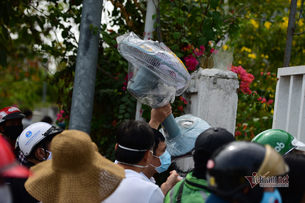 Mang cả quạt máy tới chờ trước cổng khu ký túc xá, hy vọng mang vào được cho con em. &gt;&gt;&gt; Xem thêm video: Người phụ nữ trốn khỏi khu cách ly ở Lạng Sơn đã trở về. (Nguồn: VTC)