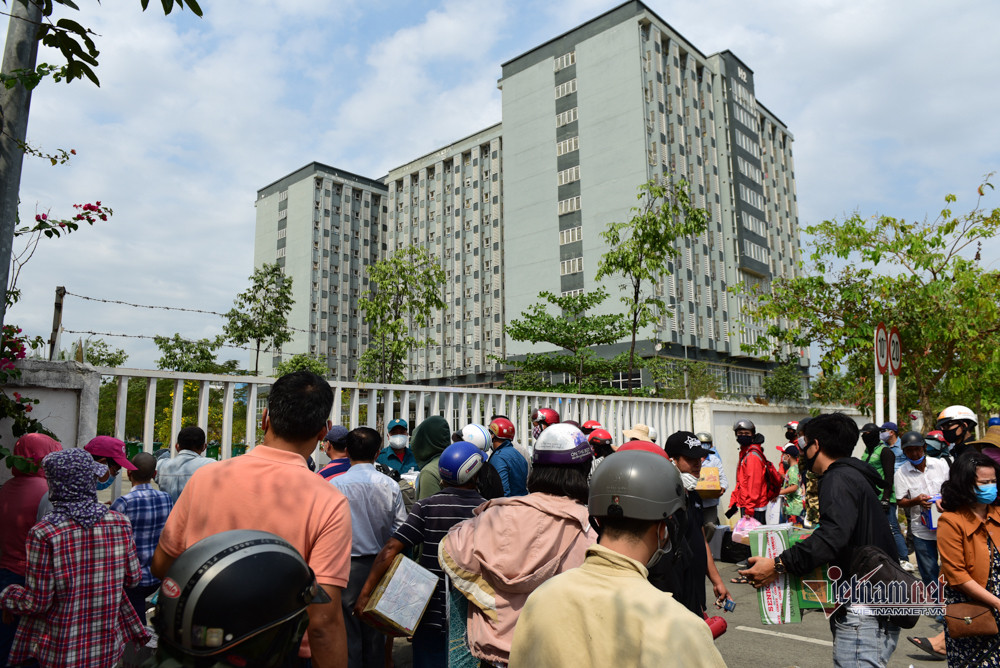Giữa trưa nắng, lượng người đến đứng trước cổng khu cách ly ngày càng đông.