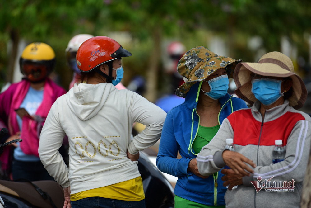 Các ông bố bà mẹ đứng chờ, mong được nhìn thấy con từ xa và gửi đồ dùng cho con.