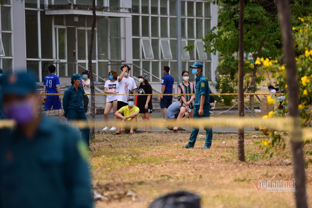 Du học sinh đứng bên trong chờ nhận đồ tiếp tế.