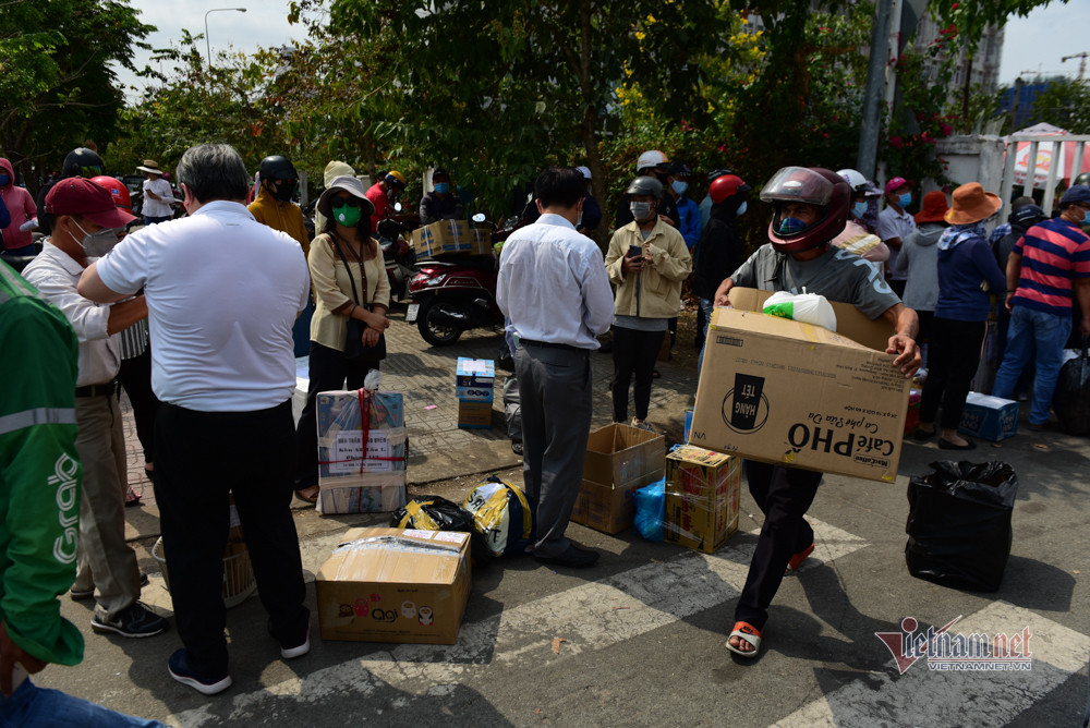 Cảnh nhốn nháo diễn ra khi ai cũng muốn gửi được đồ vào bên trong.