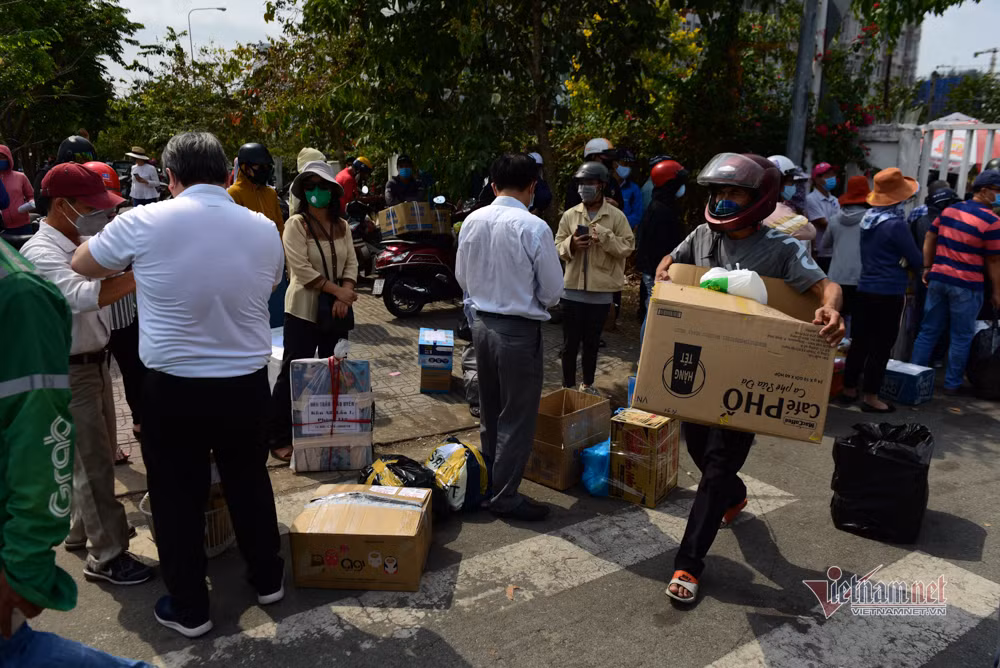 Cảnh nhốn nháo diễn ra khi ai cũng muốn gửi được đồ vào bên trong.