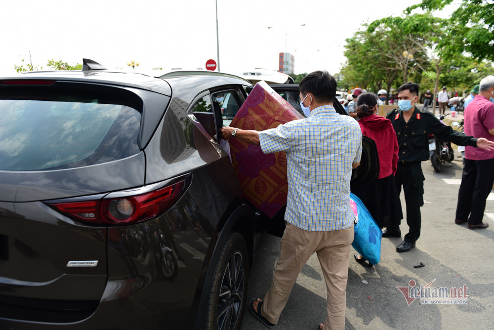 Từ nệm, đồ chà nhà vệ sinh, móc phơi đồ... đều được mang đến tiếp tế.