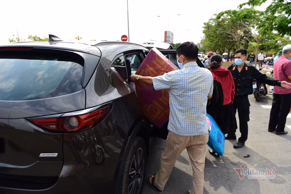 Từ nệm, đồ chà nhà vệ sinh, móc phơi đồ... đều được mang đến tiếp tế.