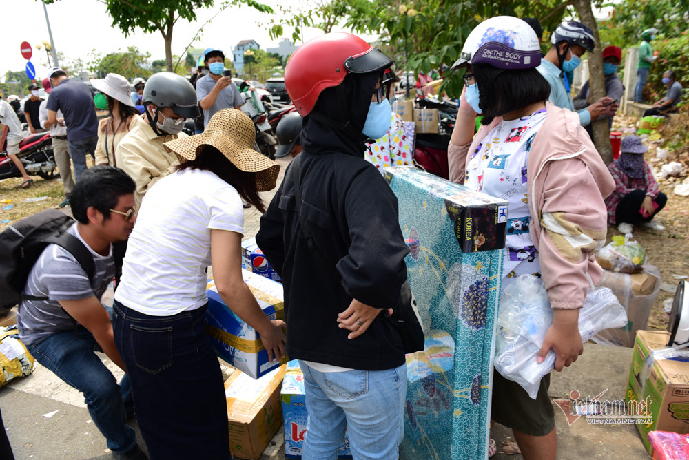 Ông Hoàng, 60 tuổi, ở huyện Củ Chi, TP.HCM có 2 cháu trở về từ Mỹ. 4h sáng, ông chạy xe từ Củ Chi xuống Thủ Đức mang theo móc phơi quần áo, giấy vệ sinh, khẩu trang, thau giặt đồ, đồ chà nhà vệ sinh… đến tiếp tế cho cháu. Đến nơi, ông Hoàng mới biết tin khu cách ly không nhận hàng từ ngoài vào. (Có người mang nệm đến cho con)