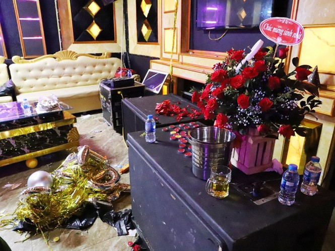 Qua test nhanh, lực lượng chức năng phát hiện tất cả 76 người này đều dương tính với chất ma túy. Trong đó, có 57 người quê ở Nghệ An, 14 người quê ở Hà Tĩnh và 5 người ở các tỉnh khác. (Ảnh: CAHT)