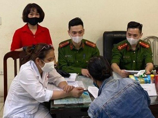 Mot phu nu Ha Noi khong deo khau trang bi phat 200.000 dong