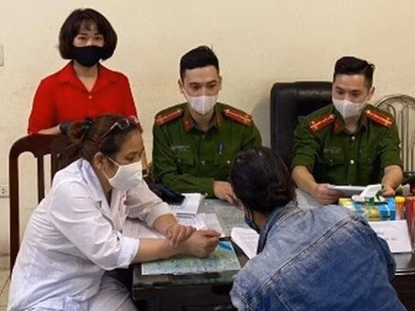 Mot phu nu Ha Noi khong deo khau trang bi phat 200.000 dong