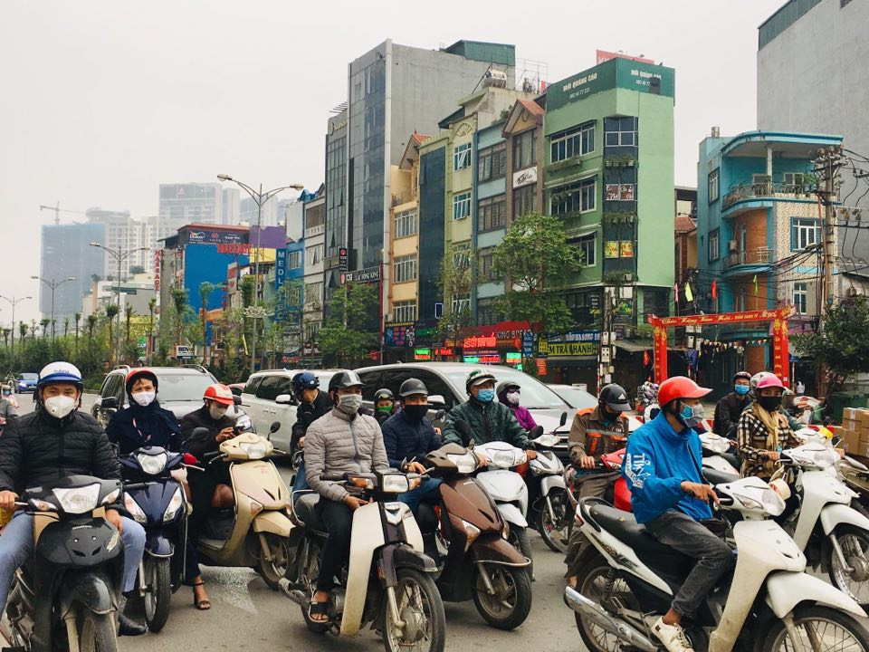  Đà Nẵng phạt 2 trường hợp không đeo khẩu trang nơi công cộng: Sáng 30/3, ông Võ Đức Lâm - Chủ tịch UBND phường Hòa Cường Nam, quận Hải Châu, TP Đà Nẵng cho biết, phường đã ra quyết định xử phạt hành chính hai trường hợp không đeo khẩu trang nơi công cộng với mức phạt mỗi trường hợp là 200/người. (Ảnh: Người dân đeo khẩu trang khi tham gia thao thông)