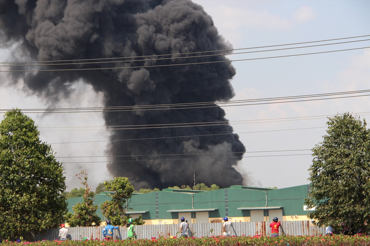 Cháy lớn ở bãi chứa lốp xe gần kho chứa hàng. Ảnh: Đình Trọng